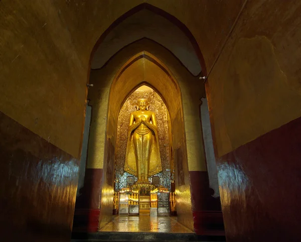 Bagan, Myanmar - 5 Jan: Een van de staande Boeddha binnenkant van de tempel van de Ananda versierd door gelovigen door te steken gouden op standbeeld op 5 Jan 2011 in Bagan, Myanmar verlaat. — Stockfoto