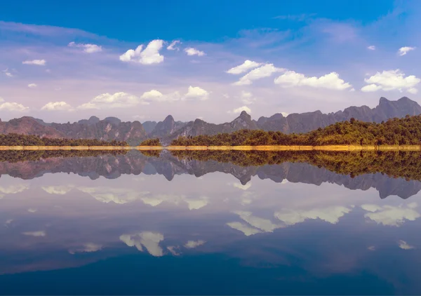 Góry jezioro krajobraz w parku narodowym Khaosok, Ratchaprapha D — Zdjęcie stockowe