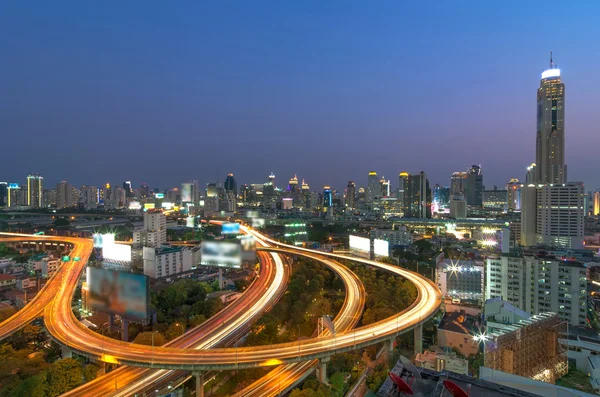 Erhöhte Autobahn die Kurve der Brücke im Stadtbild Bangkoks, c — Stockfoto
