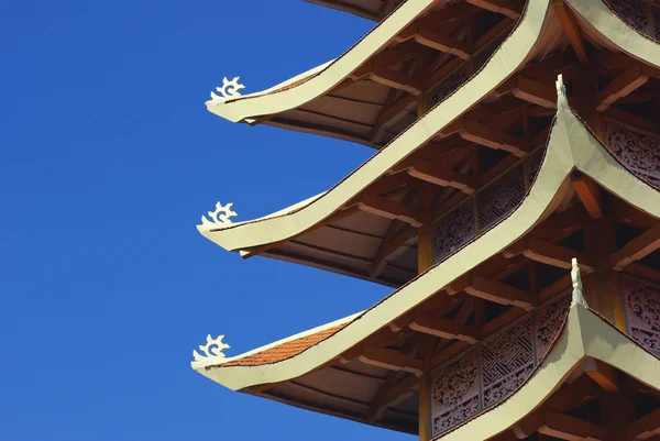 Una parte de pagoda china, techo de pagoda en el cielo azul — Foto de Stock