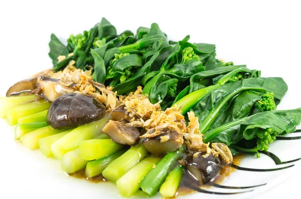 Китайская брокколи жареная с устричным соусом в тарелке — стоковое фото