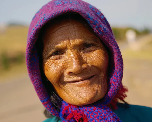 Dalat - Jan 29: Tvář nedefinovaný velmi stará žena v langbia — Stock fotografie