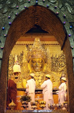 Mandalay - jan 03: kıdemli keşiş dilenmek için Buda içinde ritüel yüz yıkama Ocak Mikail Mikail Tapınağı mandalay myanmar.this ayini de 03,2011 başlar her sabah at4am.