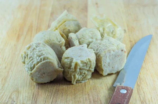 Caranguejo frito profundo, Rolo de camarão na placa de madeira com faca — Fotografia de Stock