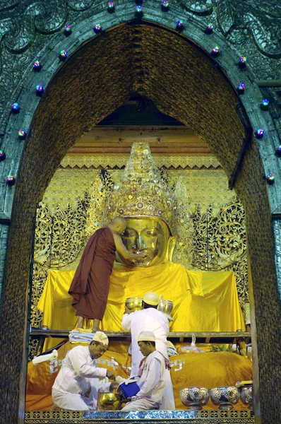 マンダレー - 1 月 3 日: ritu の上級僧侶マハムニ仏に頼む — ストック写真