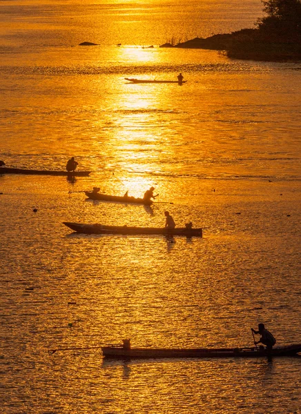 Molti pescatori remare barca a remi per la pesca quando il tramonto, Silhouet — Foto Stock