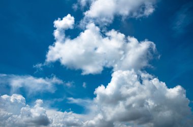 Bulutlu mavi gökyüzü