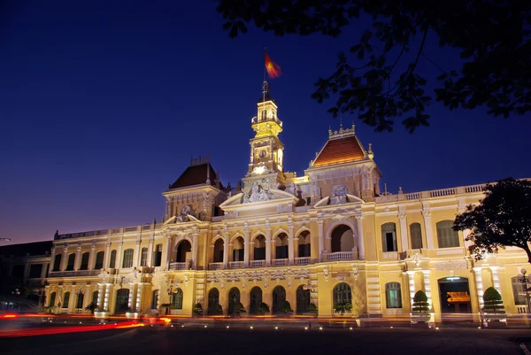 Peoples kommitténs lokaler på twilight i Ho Chi Minh city, V — Stockfoto