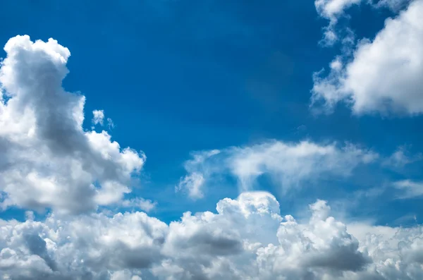 Cielo azul con nube —  Fotos de Stock