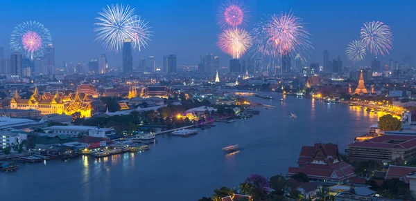 Fuegos artificiales sobre panorama alrededor del Gran Palacio en el crepúsculo río sid —  Fotos de Stock