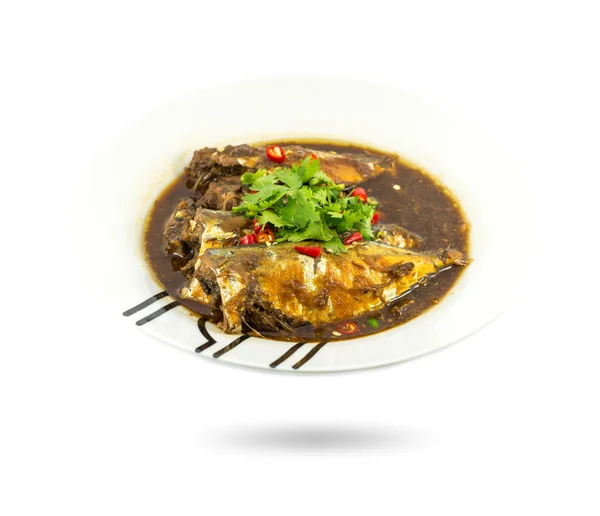 Thai élelmiszer makréla leves fűszerek gyógynövények lemez fehér fonákkal — Stock Fotó