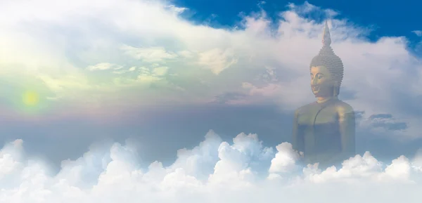 Le Grand Bouddha au ciel bleu et nuage — Photo