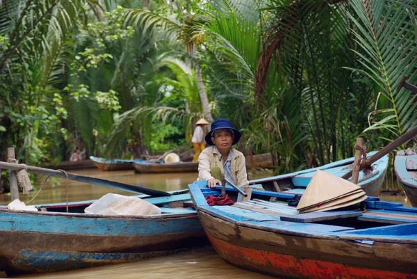 Mytho, vietnam - 21. juni: der undefinierte fischer sitzt im traditionellen holzboot am mekong delta, mytho, vietnam am 21. juni 2009.es ist die erste stadt im mekong delta reisenden — Stockfoto