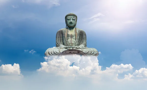 O Grande Buda (Daibutsu) sobre a nuvem e o céu — Fotografia de Stock