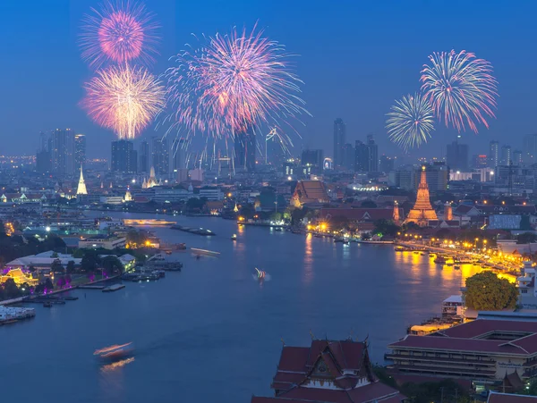 Fogos de artifício sobre Bangkok cityscape lado do rio no crepúsculo que pode — Fotografia de Stock