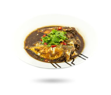 Tay gıda uskumru çorba baharat otlar beyaz arka plaka ile