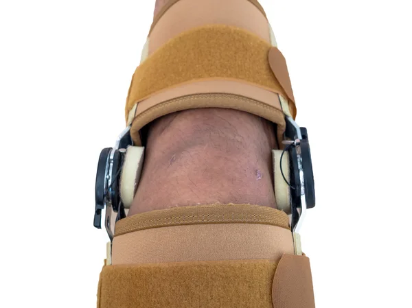 Fechar o suporte da cinta de joelho para lesão na perna ou joelho nas costas brancas — Fotografia de Stock