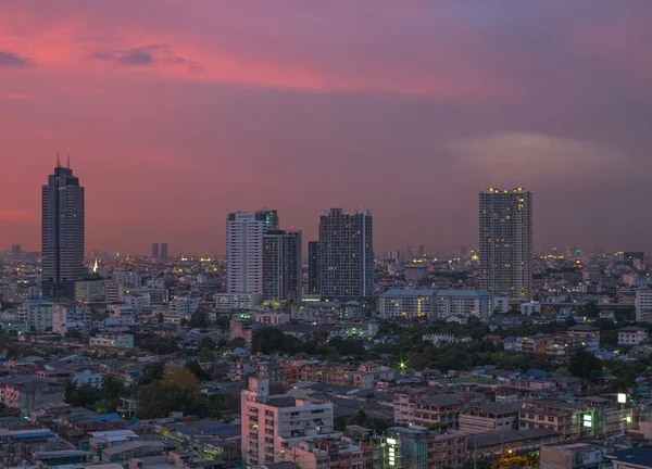 Bangkok paisaje urbano Edificio moderno en la hora del crepúsculo, Tailandia — Foto de Stock