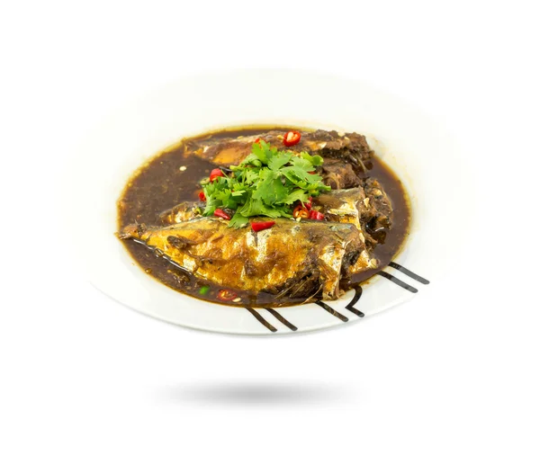 Тайская еда суп макрель со специями травы в тарелке на белой спине — стоковое фото
