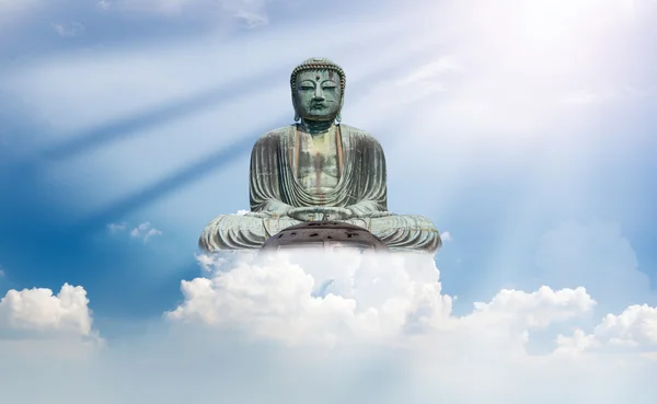 O Grande Buda (Daibutsu) sobre a nuvem e o céu — Fotografia de Stock