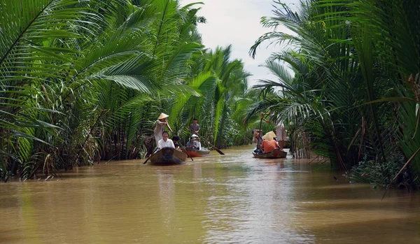 Mytho, Vietnam - 21 Haziran: Tanımsız balıkçı paddingthe geleneksel ahşap tekne mekong Delta, mytho, vietnam Haziran 21, 2009.It birlikte ilk'Ho Chi Minh City Mekong Delta gezginler şehridir — Stok fotoğraf