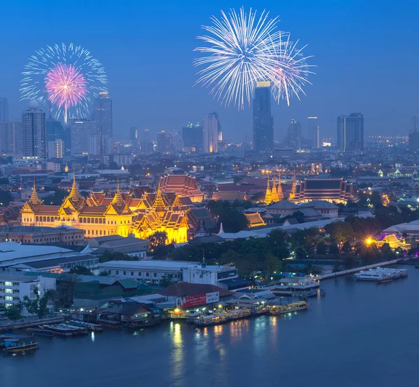 Fogos de artifício sobre o panorama em torno do Grande Palácio no crepúsculo do rio Sid — Fotografia de Stock