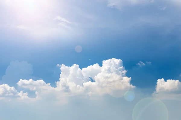 Cielo azul con nubes y rayos de sol — Foto de Stock