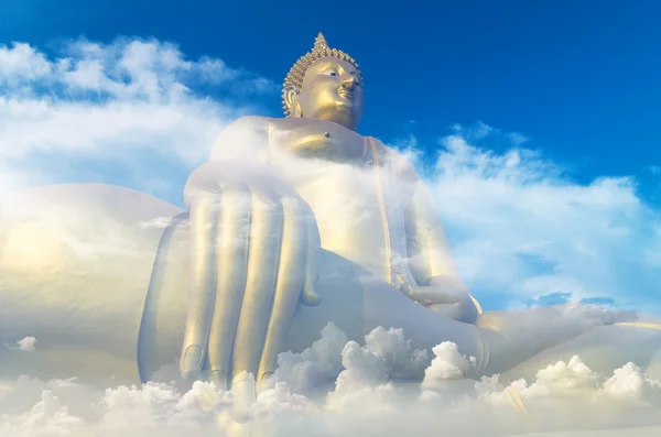 El Gran Buda con cielo azul y nube —  Fotos de Stock