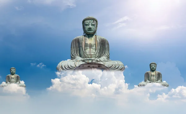 Le Grand Bouddha (Daibutsu) au-dessus du nuage et du ciel — Photo