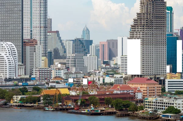 Große weiße Plakatwand an verlassenem Gebäude in Bangkok — Stockfoto