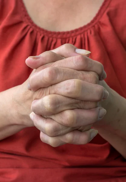 Молитва руки, старі жінки руки — стокове фото