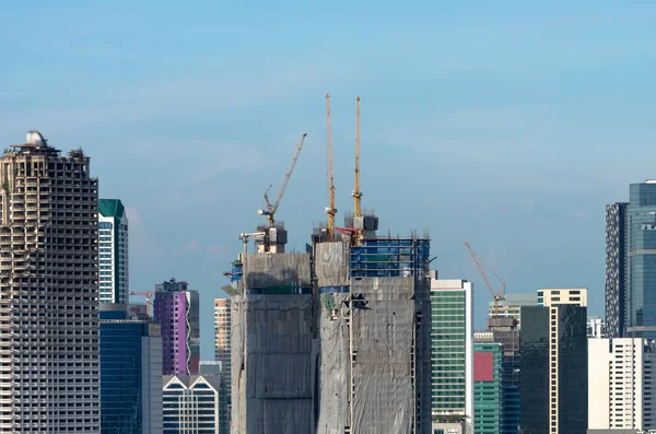 Kranen op een bouwplaats in midden van uitzicht op de moderne stad van b — Stockfoto