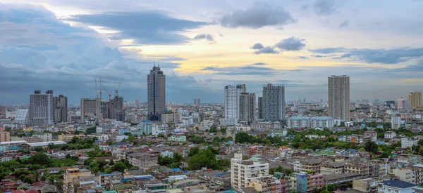Bangkok cityscape Edifício moderno no crepúsculo, Tailândia — Fotografia de Stock