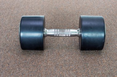 Halı üzerinde büyük siyah halter