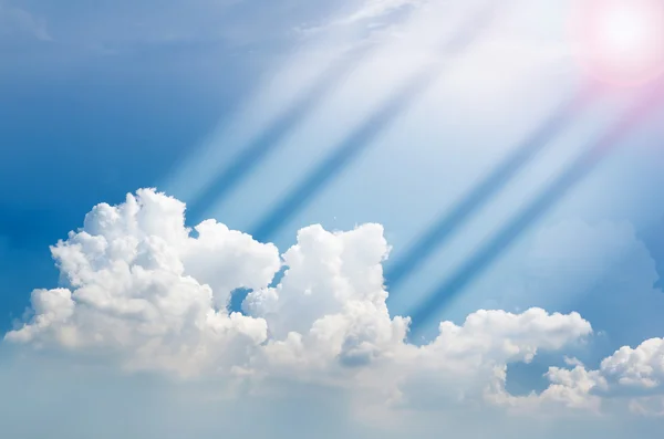 Blauer Himmel mit Wolken und Sonnenstrahlen — Stockfoto