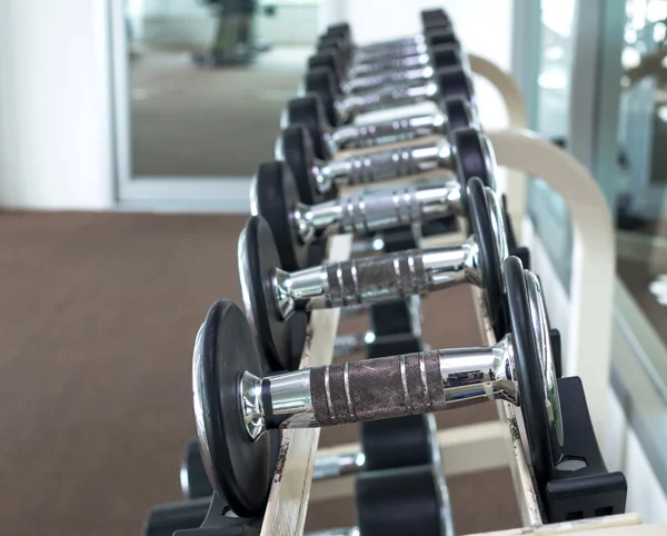 Linhas de halteres na sala de fitness — Fotografia de Stock