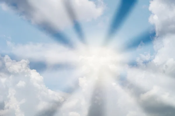 Blauer Himmel mit Wolken und Sonnenstrahlen — Stockfoto