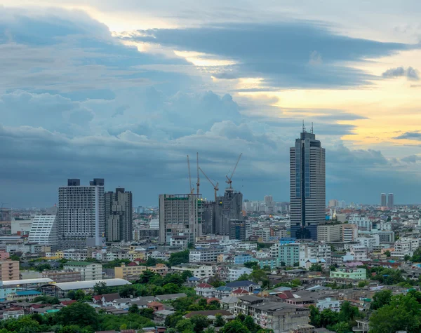 Twilight saat, Tayland Bangkok cityscape modern binasında — Stok fotoğraf