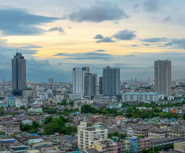 Bangkok gród nowoczesny budynek w czasie zmierzch, Tajlandia — Zdjęcie stockowe