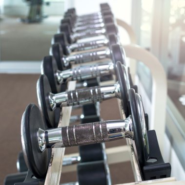 Fitness salonunda halter satırlar