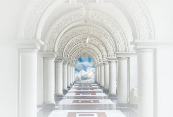 Schöne gewölbte Promenade mit blauem Himmel und Wolken — Stockfoto