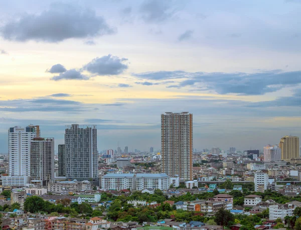 夕暮れ時に、タイのバンコク都市景観の近代的な建物 — ストック写真