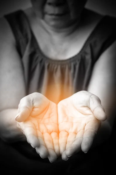 光在老女人的手-祈祷 — 图库照片