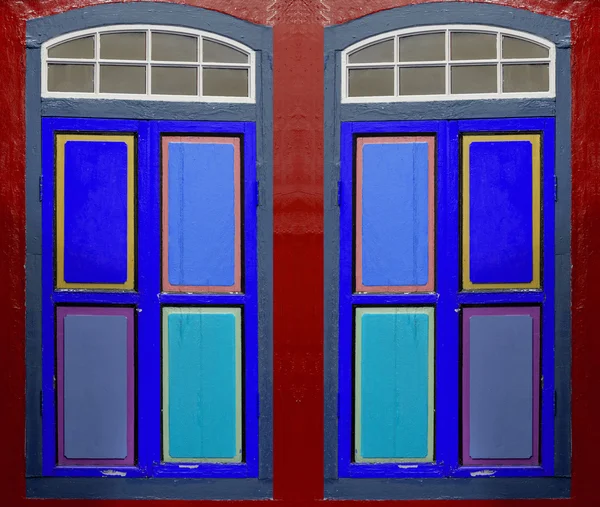 Janelas coloridas e portas — Fotografia de Stock