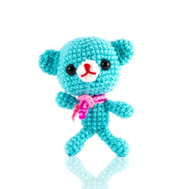 el yapımı tığ işi mavi ayı bebek beyaz arka plan üzerinde