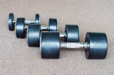 Halı üzerinde büyük siyah halter