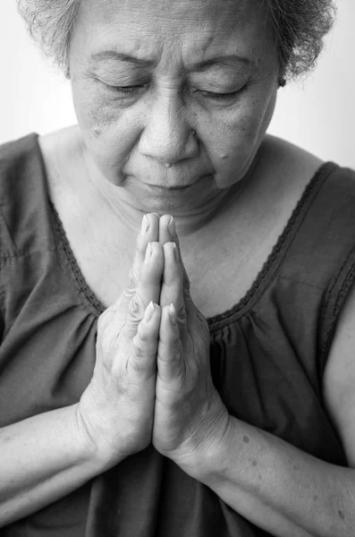 老女人祈祷 — 图库照片