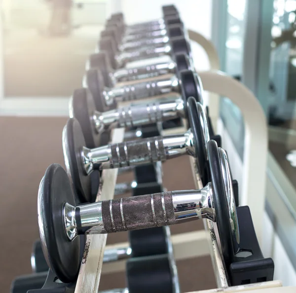 Linhas de halteres na sala de fitness — Fotografia de Stock