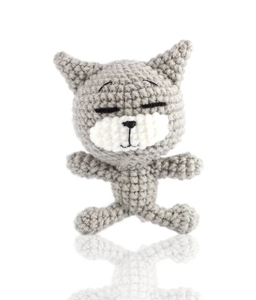 Boneca de gato cinza de crochê artesanal no fundo branco — Fotografia de Stock