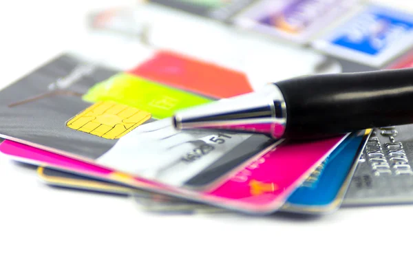 Closeup spousta kreditní karty s perem — Stock fotografie